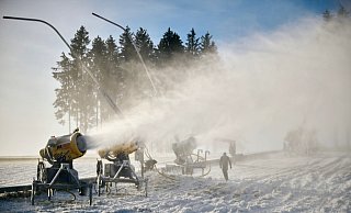 Mit bis zu 30 Zentimetern Naturschnee und guten Bedingungen für die Schneekanonen will Winterberg an diesem Freitag in die Skisaison starten. - Bernd Thissen Mit bis zu 30 Zentimetern Naturschnee und guten Bedingungen für die Schneekanonen will Winterberg an diesem Freitag in die Skisaison starten. - Bernd Thissen