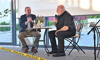 Krimiautor im Gespräch mit einem Krimiautor: Joachim H. Peters (r.) stellte dem Bestsellerautor Martin Walker nicht nur Fragen zu seinem neuen Buch. - Gunter Held Krimiautor im Gespräch mit einem Krimiautor: Joachim H. Peters (r.) stellte dem Bestsellerautor Martin Walker nicht nur Fragen zu seinem neuen Buch. - Gunter Held
