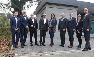 Vor der Ortsnetzstation in Borchen-Etteln: Julius Kaiser, Bernhard Hoppe-Biermeyer, Egon Ortjohann, Andreas Speith, Anna Katharina Bölling, Hans-Bernd Janzen, Uwe Gockel, Christiane Boschin-Heinz und Ulrich Ahle. - Jessica Eberle Vor der Ortsnetzstation in Borchen-Etteln: Julius Kaiser, Bernhard Hoppe-Biermeyer, Egon Ortjohann, Andreas Speith, Anna Katharina Bölling, Hans-Bernd Janzen, Uwe Gockel, Christiane Boschin-Heinz und Ulrich Ahle. - Jessica Eberle
