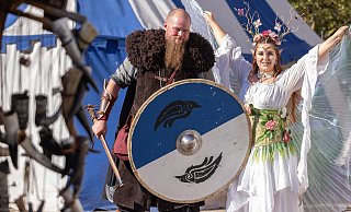 Wikinger Vincent kämpft als Magran, Waldfee Valydria fühlt sich vermutlich gut beschützt von den Bielefeldern. - Oliver Krato Wikinger Vincent kämpft als Magran, Waldfee Valydria fühlt sich vermutlich gut beschützt von den Bielefeldern. - Oliver Krato