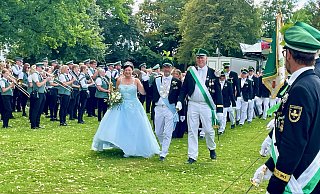 Beate und Matthias Ilse sind das amtierende Königspaar der St.-Johannes-Schützenbruderschaft Salzkotten. Hier lassen sie sich bei der Parade bejubeln. Ein Musikverein sorgt für die musikalische Begleitung. - Carola Drabon Beate und Matthias Ilse sind das amtierende Königspaar der St.-Johannes-Schützenbruderschaft Salzkotten. Hier lassen sie sich bei der Parade bejubeln. Ein Musikverein sorgt für die musikalische Begleitung. - Carola Drabon