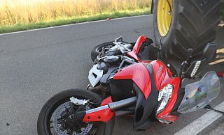 In Marienmünster verstarb ein 48-jähriger Motorradfahrer aus Lippe nach einem Unfall mit einem Ackerschlepper. - Polizei Höxter In Marienmünster verstarb ein 48-jähriger Motorradfahrer aus Lippe nach einem Unfall mit einem Ackerschlepper. - Polizei Höxter