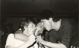 Die erste LP der "Toten Hosen" ist 1984 erst wenige Monate auf dem Markt, aber Campino kann bereits auf textsichere Fans zählen. - Thomas Bauer Die erste LP der "Toten Hosen" ist 1984 erst wenige Monate auf dem Markt, aber Campino kann bereits auf textsichere Fans zählen. - Thomas Bauer