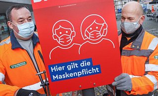 Michael Ebert und Dirk Mansfeld montierten vorbildlich die Schilder in der Stadt. - Sarah Jonek Michael Ebert und Dirk Mansfeld montierten vorbildlich die Schilder in der Stadt. - Sarah Jonek