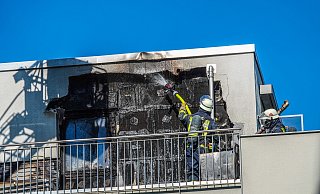 Die Feuerwehr löscht die Wohnung, die in Brand geraten war. - Paul Brinkmann Die Feuerwehr löscht die Wohnung, die in Brand geraten war. - Paul Brinkmann