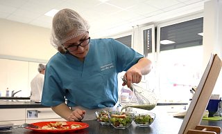 Die Auszubildenden lernen, gesund und mit möglichst saisonalen und regionalen Zutaten zu kochen. - Ilka Gülker Die Auszubildenden lernen, gesund und mit möglichst saisonalen und regionalen Zutaten zu kochen. - Ilka Gülker