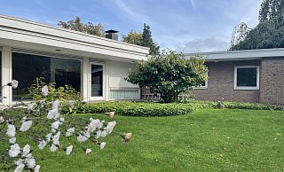 Im Garten der Villa Kugel in Gütersloh gab es früher einen Außenpool – der wurde allerdings Ende der 80er-Jahre zugeschüttet. Dort entstand das Atelier von Ute Kugel-Erbe. - Lena Vanessa Bleck Im Garten der Villa Kugel in Gütersloh gab es früher einen Außenpool – der wurde allerdings Ende der 80er-Jahre zugeschüttet. Dort entstand das Atelier von Ute Kugel-Erbe. - Lena Vanessa Bleck