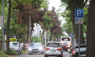 In der südlichen Hälfte der Bahnhofstraße ist das Parken am Straßenrand zwei Stunden lang frei. - Jörg Stuke In der südlichen Hälfte der Bahnhofstraße ist das Parken am Straßenrand zwei Stunden lang frei. - Jörg Stuke