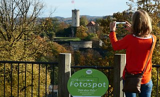 Was für ein Blick! Vom Johannisberg aus rüber zur Sparrenburg und Richtung Altstadt zu fotografieren, das ist ein Knaller, besonders im Herbst. Hier steht das erste Fotospot-Schild in Bielefeld, es gibt fünf weitere Punkte, die noch gekennzeichnet werden sollen. - Kurt Ehmke Was für ein Blick! Vom Johannisberg aus rüber zur Sparrenburg und Richtung Altstadt zu fotografieren, das ist ein Knaller, besonders im Herbst. Hier steht das erste Fotospot-Schild in Bielefeld, es gibt fünf weitere Punkte, die noch gekennzeichnet werden sollen. - Kurt Ehmke