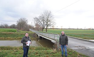 Die Brücke der Straße "Hülsenbrink" über den Großen Diekfluss in Pr. Ströhen ist die schlechteste Brücke in der Stadt Rahden. Einer der Tragbalken hänge durch, hatten Christoph Flieder (l.) und Oliver Zierenberg von der Stadt Rahden bereits bei einem Ortstermin erklärt. - Archiv Joern Spreen-Ledebur Die Brücke der Straße "Hülsenbrink" über den Großen Diekfluss in Pr. Ströhen ist die schlechteste Brücke in der Stadt Rahden. Einer der Tragbalken hänge durch, hatten Christoph Flieder (l.) und Oliver Zierenberg von der Stadt Rahden bereits bei einem Ortstermin erklärt. - Archiv Joern Spreen-Ledebur