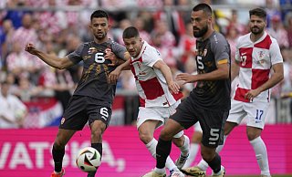Visar Musliu (l) und Andrej Kramaric (M) von Kroatien in Aktion während des internationalen Freundschaftsspiels im Rujevica-Stadion. - Darko Bandic/ dpa Visar Musliu (l) und Andrej Kramaric (M) von Kroatien in Aktion während des internationalen Freundschaftsspiels im Rujevica-Stadion. - Darko Bandic/ dpa