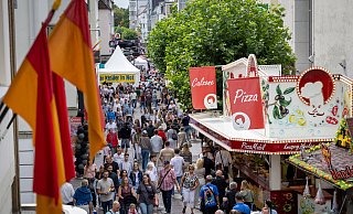 In der Westernstraße sind am Sonntag tausende Menschen unterwegs - trotz bewölkten Wetters. - Niklas Tüns In der Westernstraße sind am Sonntag tausende Menschen unterwegs - trotz bewölkten Wetters. - Niklas Tüns