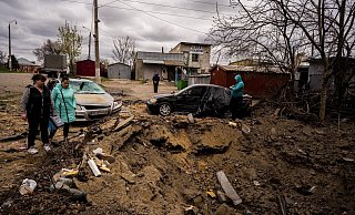 Ukraine, Mykolajiw: Zwei Frauen betrachten den Krater, den eine von Russland abgeschossene Rakete in einem Wohnviertel hinterlassen hat. - Vincenzo Circosta/dpa Ukraine, Mykolajiw: Zwei Frauen betrachten den Krater, den eine von Russland abgeschossene Rakete in einem Wohnviertel hinterlassen hat. - Vincenzo Circosta/dpa