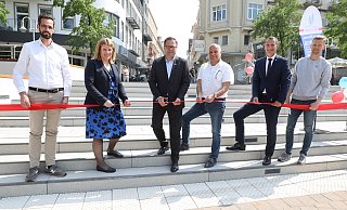 Kleiner Festakt: Felix Engelke (Firma Rasche, v. l.), Andrea Marquardt (Bezirksregierung), Bürgermeister Lars Bökenkröger, Planer Dirk Nagel, Wirtschaftsförderer Patrick Zahn und Projektleiter David Teilkemier eröffnen die neue Bahnhofstreppe mit einem Scherenschnitt. - Jörg Stuke Kleiner Festakt: Felix Engelke (Firma Rasche, v. l.), Andrea Marquardt (Bezirksregierung), Bürgermeister Lars Bökenkröger, Planer Dirk Nagel, Wirtschaftsförderer Patrick Zahn und Projektleiter David Teilkemier eröffnen die neue Bahnhofstreppe mit einem Scherenschnitt. - Jörg Stuke