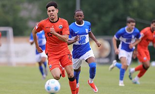 Raphael Obermair, der hier im Testspiel gegen Birmingham den Vorwärtsgang einlegt, ist in Paderborn zum Führungsspieler gereift. - Oliver Krato Raphael Obermair, der hier im Testspiel gegen Birmingham den Vorwärtsgang einlegt, ist in Paderborn zum Führungsspieler gereift. - Oliver Krato