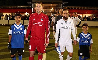 VfL-Kapitän Malte Siekmann (in rot) und Arminias David Ulm führten die Teams mit zweien der Kinder für die das Benefizspiel gedacht war auf den Platz. - Wolfgang Rudolf VfL-Kapitän Malte Siekmann (in rot) und Arminias David Ulm führten die Teams mit zweien der Kinder für die das Benefizspiel gedacht war auf den Platz. - Wolfgang Rudolf