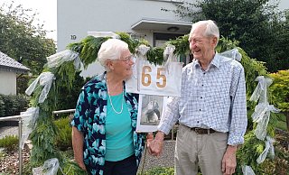 Irmgard und Günter Wehmeier blicken sich verliebt an. - Sven Hauhart Irmgard und Günter Wehmeier blicken sich verliebt an. - Sven Hauhart