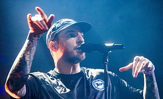 Sänger Casper steht in Bielefeld auch schon mal im Arminia-Trikot auf der Bühne, wie hier beim "Zurück Zuhause Festival". Jetzt plant er ein "großes besonderes Konzert" in seiner Heimat. - Mike-Dennis Müller / www.mdm.photo Sänger Casper steht in Bielefeld auch schon mal im Arminia-Trikot auf der Bühne, wie hier beim "Zurück Zuhause Festival". Jetzt plant er ein "großes besonderes Konzert" in seiner Heimat. - Mike-Dennis Müller / www.mdm.photo