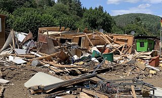 Vom großen Campingplatz, der idyllisch an der Ahr lag, blieb nichts mehr. Die Betreiberfamilie stand vor dem Nichts und hatte für den Winter noch nicht einmal Heizungen. - Masurek Vom großen Campingplatz, der idyllisch an der Ahr lag, blieb nichts mehr. Die Betreiberfamilie stand vor dem Nichts und hatte für den Winter noch nicht einmal Heizungen. - Masurek