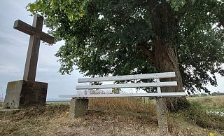 Das Wegekreuz an der Kreisstraße 4 lädt zum Verweilen ein. - David Schellenberg Das Wegekreuz an der Kreisstraße 4 lädt zum Verweilen ein. - David Schellenberg