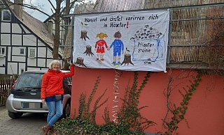 Mit dieser Karikatur möchte Künstlerin Renate Judith in Höxter zum Nachdenken anregen. Seit dieser Woche hängt das Werk an der Minoritenstraße. - Falk Wennemann Mit dieser Karikatur möchte Künstlerin Renate Judith in Höxter zum Nachdenken anregen. Seit dieser Woche hängt das Werk an der Minoritenstraße. - Falk Wennemann