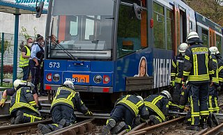 Pflastersteine vor der Station Sieker-Mitte hatten zuletzt zweimal Bahnen auf der Strecke der Linie 3 entgleisen lassen. Diesmal war die Strecke der Linie 2 betroffen. - CHRISTIAN MATHIESEN Pflastersteine vor der Station Sieker-Mitte hatten zuletzt zweimal Bahnen auf der Strecke der Linie 3 entgleisen lassen. Diesmal war die Strecke der Linie 2 betroffen. - CHRISTIAN MATHIESEN