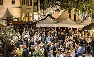 Publikumsmagnet: Der Weinmarkt in Bielefeld vor der Pandemie. - Jörg Dieckmann Publikumsmagnet: Der Weinmarkt in Bielefeld vor der Pandemie. - Jörg Dieckmann