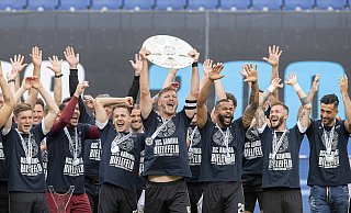 Der größte Erfolg: Fabian Klos (M.) stemmt als Kapitän von Arminia Bielefeld die Meisterschale der 2. Bundesliga in die Höhe. - imago images/Sven Simon Der größte Erfolg: Fabian Klos (M.) stemmt als Kapitän von Arminia Bielefeld die Meisterschale der 2. Bundesliga in die Höhe. - imago images/Sven Simon