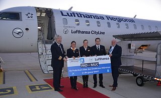 Die Lufthansa-Crew um Flugkapitän Andreas Leyerer (l.), traf auf einen gut gelaunten Airport-Geschäftsführer Roland Hüser (r.). - Flughafen Paderborn-Lippstadt Die Lufthansa-Crew um Flugkapitän Andreas Leyerer (l.), traf auf einen gut gelaunten Airport-Geschäftsführer Roland Hüser (r.). - Flughafen Paderborn-Lippstadt