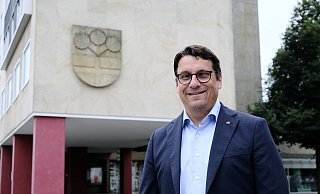 Oliver Vogt vor dem Espelkamper Rathaus. Das steht für seine Heimatstadt aber auch für sein kommunalpolitisches Wirken. - Heike von Schulz Oliver Vogt vor dem Espelkamper Rathaus. Das steht für seine Heimatstadt aber auch für sein kommunalpolitisches Wirken. - Heike von Schulz