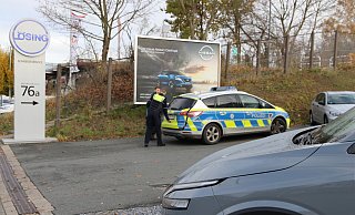 Polizisten begutachten den Tatort. - Simon Schulz Polizisten begutachten den Tatort. - Simon Schulz