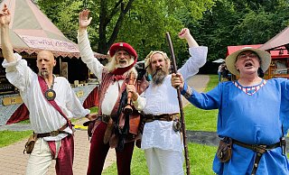 Musikant Rod von der Band "Turas Math", der Graf vom Hof Johannes Faget, Silberschmuckhändler Tjark Cöster und der Bauernvogt Andreas List lassen rings um die Burg das Mittelalter wieder aufleben. - Eike J. Horstmann Musikant Rod von der Band "Turas Math", der Graf vom Hof Johannes Faget, Silberschmuckhändler Tjark Cöster und der Bauernvogt Andreas List lassen rings um die Burg das Mittelalter wieder aufleben. - Eike J. Horstmann
