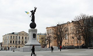 Die ukrainische Nationalfahne ist an einer Statue in Charkiv angebracht. - picture alliance/dpa Die ukrainische Nationalfahne ist an einer Statue in Charkiv angebracht. - picture alliance/dpa