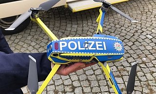Mit einer Drohne können die Polizisten die Unfallstellen aus der Luft dokumentieren. - Polizei Bielefeld Mit einer Drohne können die Polizisten die Unfallstellen aus der Luft dokumentieren. - Polizei Bielefeld