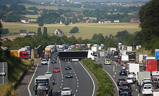 Ende Juni durchbrach ein Lkw die Mittelleitplanke auf der A2 bei Porta Westfalica. Für die Bergungsarbeiten waren mehrere Spuren zeitweise gesperrt. - Claus Frickemeier Ende Juni durchbrach ein Lkw die Mittelleitplanke auf der A2 bei Porta Westfalica. Für die Bergungsarbeiten waren mehrere Spuren zeitweise gesperrt. - Claus Frickemeier