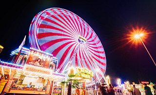 Das Riesenrad dreht sich auf dem Maspernplatz vor der Paderhalle. Rund 160.000 Menschen besuchten Kirmes und Pottmarkt während "Libori light". - Besim Mazhiqi Das Riesenrad dreht sich auf dem Maspernplatz vor der Paderhalle. Rund 160.000 Menschen besuchten Kirmes und Pottmarkt während "Libori light". - Besim Mazhiqi