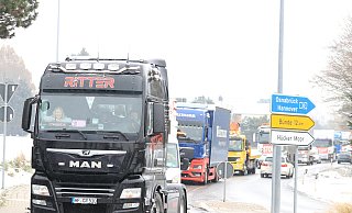 Laut hupend fuhren die LKW durch das Kreisgebiet und sorgten für Verkehrsbeeinträchtigungen. - Claus Frickemeier Laut hupend fuhren die LKW durch das Kreisgebiet und sorgten für Verkehrsbeeinträchtigungen. - Claus Frickemeier