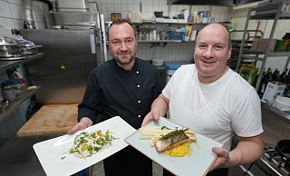 Die Köche Michael Stanislowski (l.) und Maik Hauptfleisch präsentieren ein Spargelgericht und eine Vorspeise. - Peter Unger Die Köche Michael Stanislowski (l.) und Maik Hauptfleisch präsentieren ein Spargelgericht und eine Vorspeise. - Peter Unger