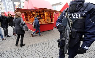 Dass Polizeistreifen wie 2016 mit Maschinenpistole über den Weihnachtsmarkt patrouillieren, ist derzeit nicht nötig. Foto: Wolfgang Rudolf - Wolfgang Rudolf Dass Polizeistreifen wie 2016 mit Maschinenpistole über den Weihnachtsmarkt patrouillieren, ist derzeit nicht nötig. Foto: Wolfgang Rudolf - Wolfgang Rudolf