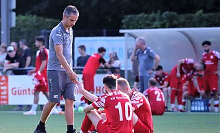 Co-Trainer Marcel Thelen versucht die Spieler Kadir Yildirim und Lennard Wüllner aufzubauen. - Niklas Gessat Co-Trainer Marcel Thelen versucht die Spieler Kadir Yildirim und Lennard Wüllner aufzubauen. - Niklas Gessat