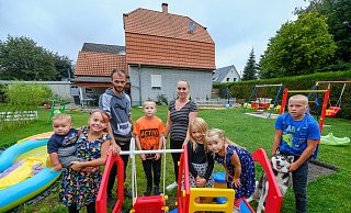 Noch wohnt Familie Wenig in einem Haus mit Garten in Stieghorst. Ein bezahlbares Zuhause finden sie im Umkreis nicht, Wohnungen sind zu klein. - Andreas Zobe Noch wohnt Familie Wenig in einem Haus mit Garten in Stieghorst. Ein bezahlbares Zuhause finden sie im Umkreis nicht, Wohnungen sind zu klein. - Andreas Zobe
