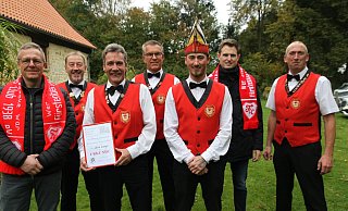 Stefan Hötger, zuständig für den Service des FCC (v. l.), FCC-Vorsitzender Heinrich Henneken, bisheriger Prinz Jörn Lange, Präsident Uwe Feddermann, Prinz Janis Lange, Moritz von Twickel (Westheimer Brauerei) und der zweite Vorsitzende Frank Reutter. - Johannes Büttner Stefan Hötger, zuständig für den Service des FCC (v. l.), FCC-Vorsitzender Heinrich Henneken, bisheriger Prinz Jörn Lange, Präsident Uwe Feddermann, Prinz Janis Lange, Moritz von Twickel (Westheimer Brauerei) und der zweite Vorsitzende Frank Reutter. - Johannes Büttner