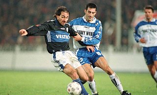 Thomas Stratos, hier 1997 für Arminia in der 1. Bundesliga gegen Jiri Nemec (l.) von Schake 04. - imago sportfotodienst Thomas Stratos, hier 1997 für Arminia in der 1. Bundesliga gegen Jiri Nemec (l.) von Schake 04. - imago sportfotodienst