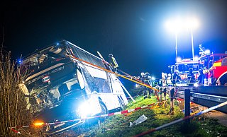 Rettungskräfte arbeiteten in der Nacht zu Karfreitag an einer Unfallstelle auf der Autobahn 44 an dem verunfallten Bus, der bei Werl von der Fahrbahn abkam und auf die Seite stürzte. - dpa/Daniel Schröder Rettungskräfte arbeiteten in der Nacht zu Karfreitag an einer Unfallstelle auf der Autobahn 44 an dem verunfallten Bus, der bei Werl von der Fahrbahn abkam und auf die Seite stürzte. - dpa/Daniel Schröder