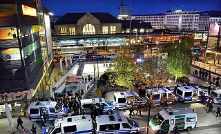 Mehr als 300 Fans des St. Pauli wurden von der Polizei am Boulevard (Hauptbahnhof) festgehalten. Stunden nach Spielschluss mussten immer noch viele dort ausharren. - BARBARA FRANKE Mehr als 300 Fans des St. Pauli wurden von der Polizei am Boulevard (Hauptbahnhof) festgehalten. Stunden nach Spielschluss mussten immer noch viele dort ausharren. - BARBARA FRANKE
