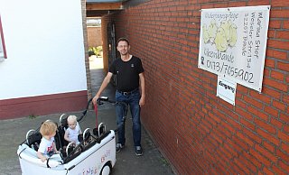 Markus Stief ist seit 2021 Tagespflegevater in der Kükenbande. Im Gegensatz zu seinem Bürojob früher kann er jetzt mehr Zeit mit seinen eigenen sieben Kindern verbringen. Mit im "Kinderbus" sitzen Leonard (2) und Charlotte (1). - Anastasia von Fugler Markus Stief ist seit 2021 Tagespflegevater in der Kükenbande. Im Gegensatz zu seinem Bürojob früher kann er jetzt mehr Zeit mit seinen eigenen sieben Kindern verbringen. Mit im "Kinderbus" sitzen Leonard (2) und Charlotte (1). - Anastasia von Fugler
