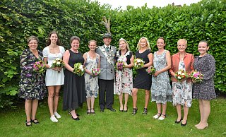 Das neue Regentenpaar Dirk Ciesla und Elke Exner (Mitte) und die Throndamen Frauke Nixdorf, Nadine Schindowski, Anja Hilker, Britta Ciesla sowie Ivette Klocke, Jana Meyer, Inge Schindowski und Daria Bunte (v. l.) freuen sich auf ein schönes Schützenjahr. - Karin Prignitz Das neue Regentenpaar Dirk Ciesla und Elke Exner (Mitte) und die Throndamen Frauke Nixdorf, Nadine Schindowski, Anja Hilker, Britta Ciesla sowie Ivette Klocke, Jana Meyer, Inge Schindowski und Daria Bunte (v. l.) freuen sich auf ein schönes Schützenjahr. - Karin Prignitz