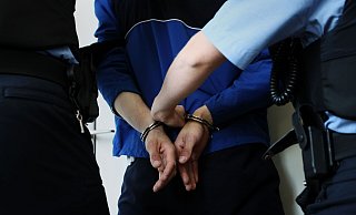 Am Flughafen in Madrid klickten bei dem 26-jährigen Bielefelder die Handschellen. - Symbolfoto: dpa / Fredrik Von Erichsen Am Flughafen in Madrid klickten bei dem 26-jährigen Bielefelder die Handschellen. - Symbolfoto: dpa / Fredrik Von Erichsen