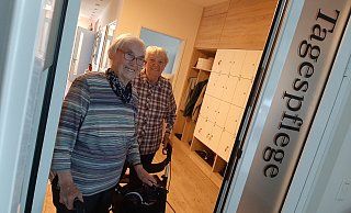 Lange Jahre brachten sie die Zeitung ins Haus. Jetzt fühlen sich die Geschwister Luci Behler und Maria Vandiken in der Tagespflege Petker geborgen. - Dieter Scholz Lange Jahre brachten sie die Zeitung ins Haus. Jetzt fühlen sich die Geschwister Luci Behler und Maria Vandiken in der Tagespflege Petker geborgen. - Dieter Scholz