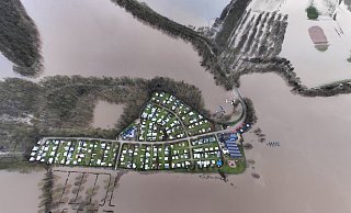 Die "Hallig Lohbusch": In dem Dehmer Ortsteil hat die weit über ihre Ufer hinaus getretene Weser mehrere Wohnhäuser und Bauernhöfe von der Außenwelt abgeschnitten. - THORSTEN ULONSKA Die "Hallig Lohbusch": In dem Dehmer Ortsteil hat die weit über ihre Ufer hinaus getretene Weser mehrere Wohnhäuser und Bauernhöfe von der Außenwelt abgeschnitten. - THORSTEN ULONSKA